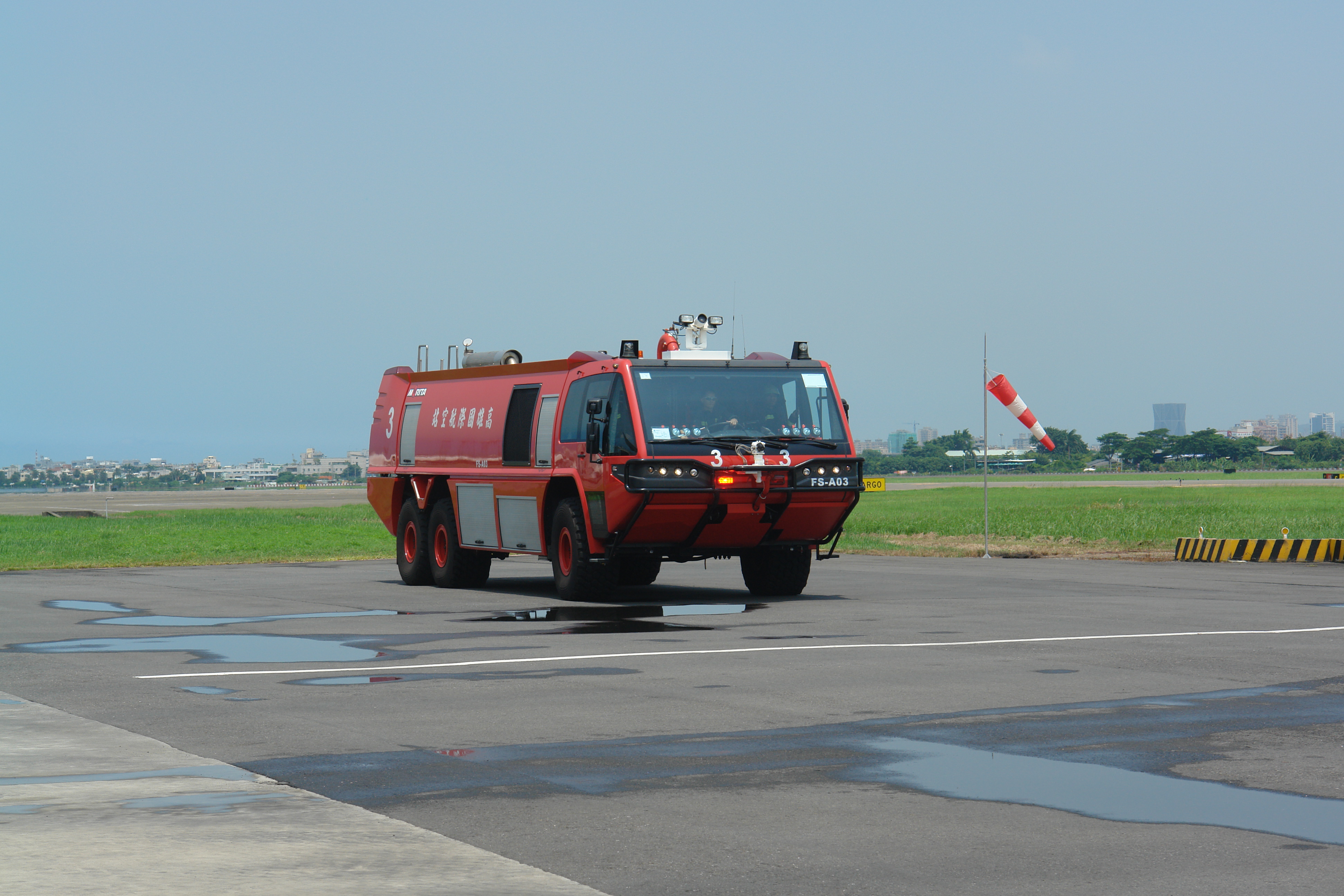 4. 高雄國際航空站300加侖消防車外觀