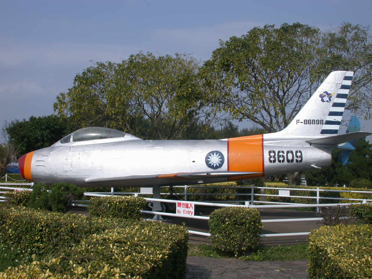 F-86F 軍刀式戰鬥轟炸機照片