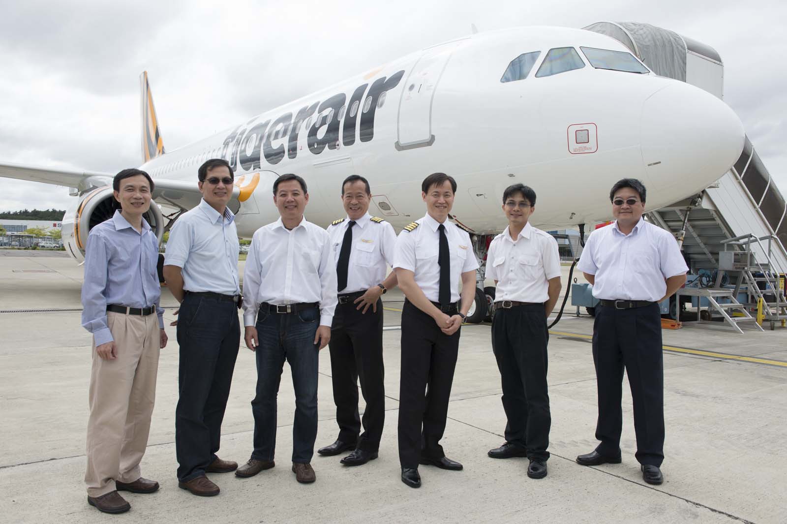 1. 1030831台灣虎航第一架全新空中巴士A320客機抵台接機團隊