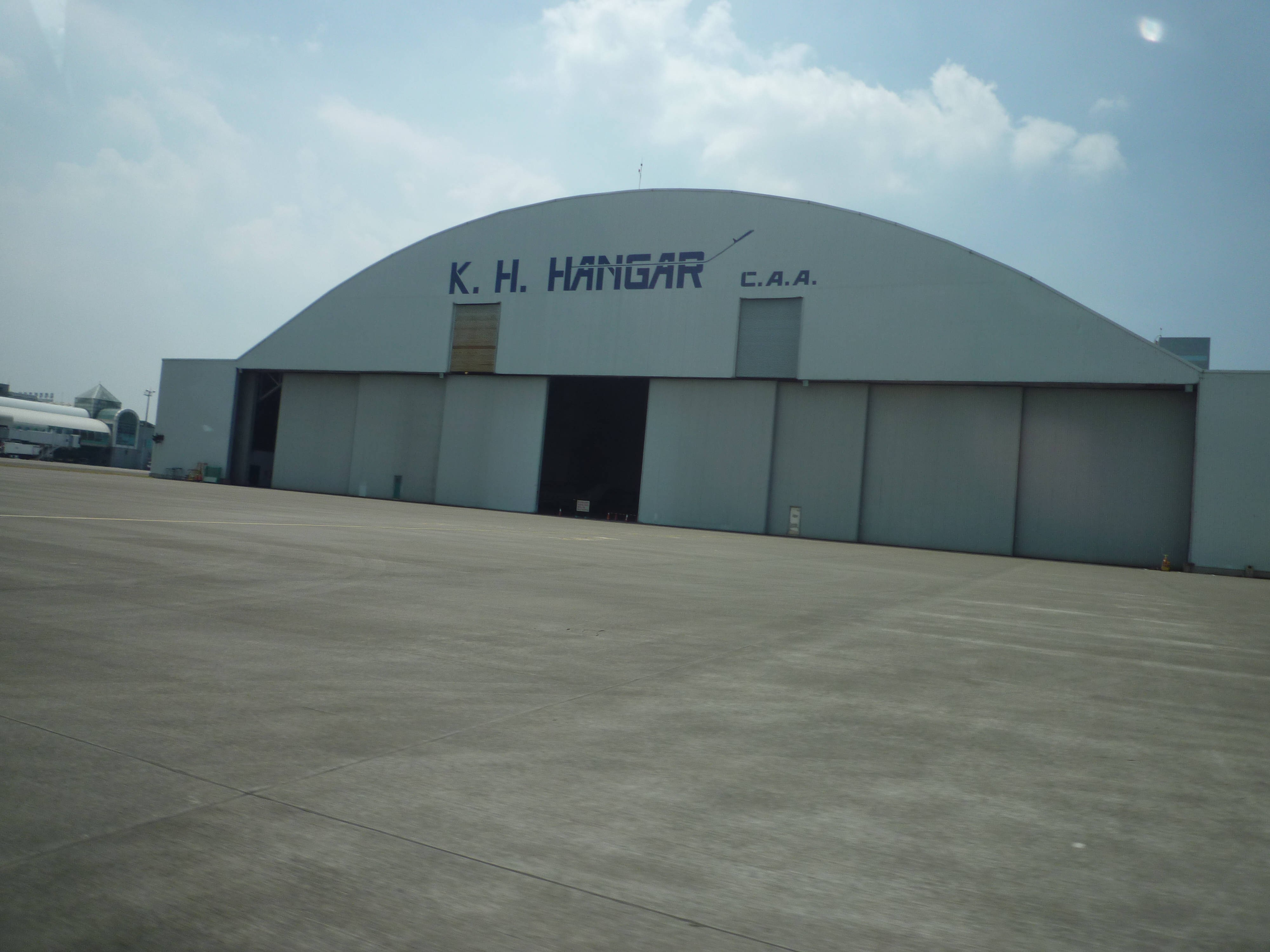 高雄國際航空站88年新建自屬維修棚廠外觀