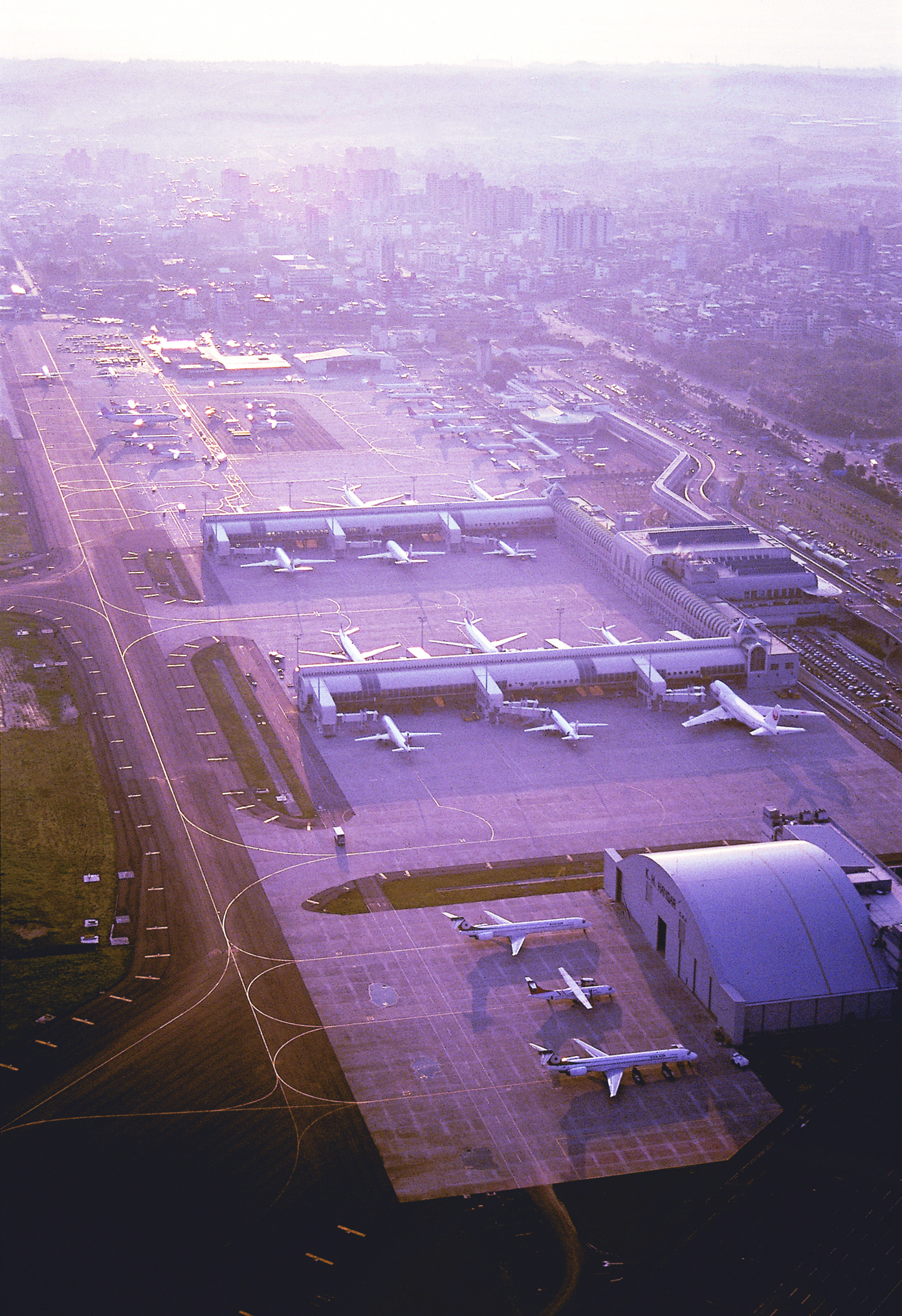 高雄國際航空站國際線航廈90年清晨鳥瞰