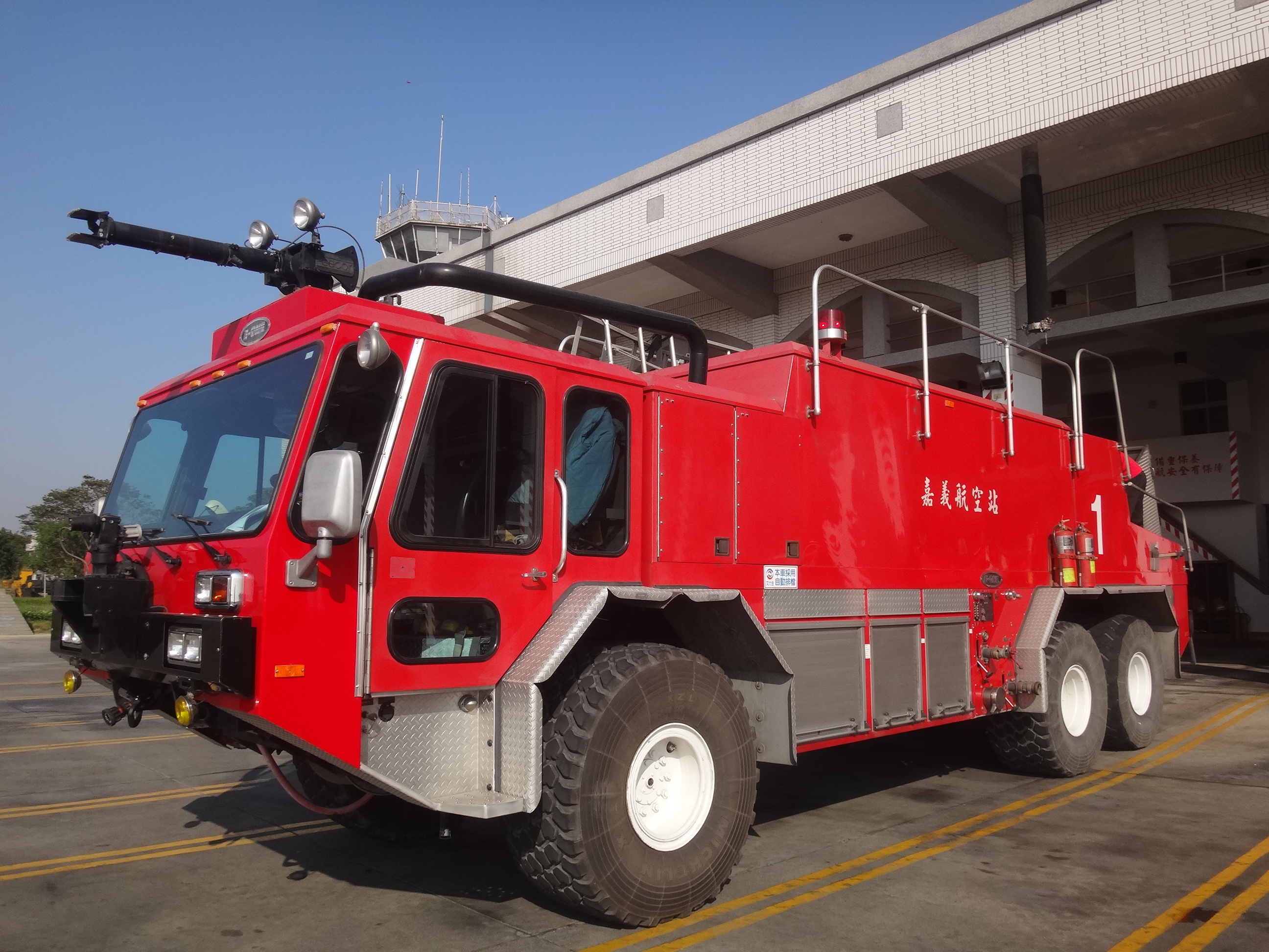嘉義航空站3000加侖化學泡沫消防車(E-ONE)