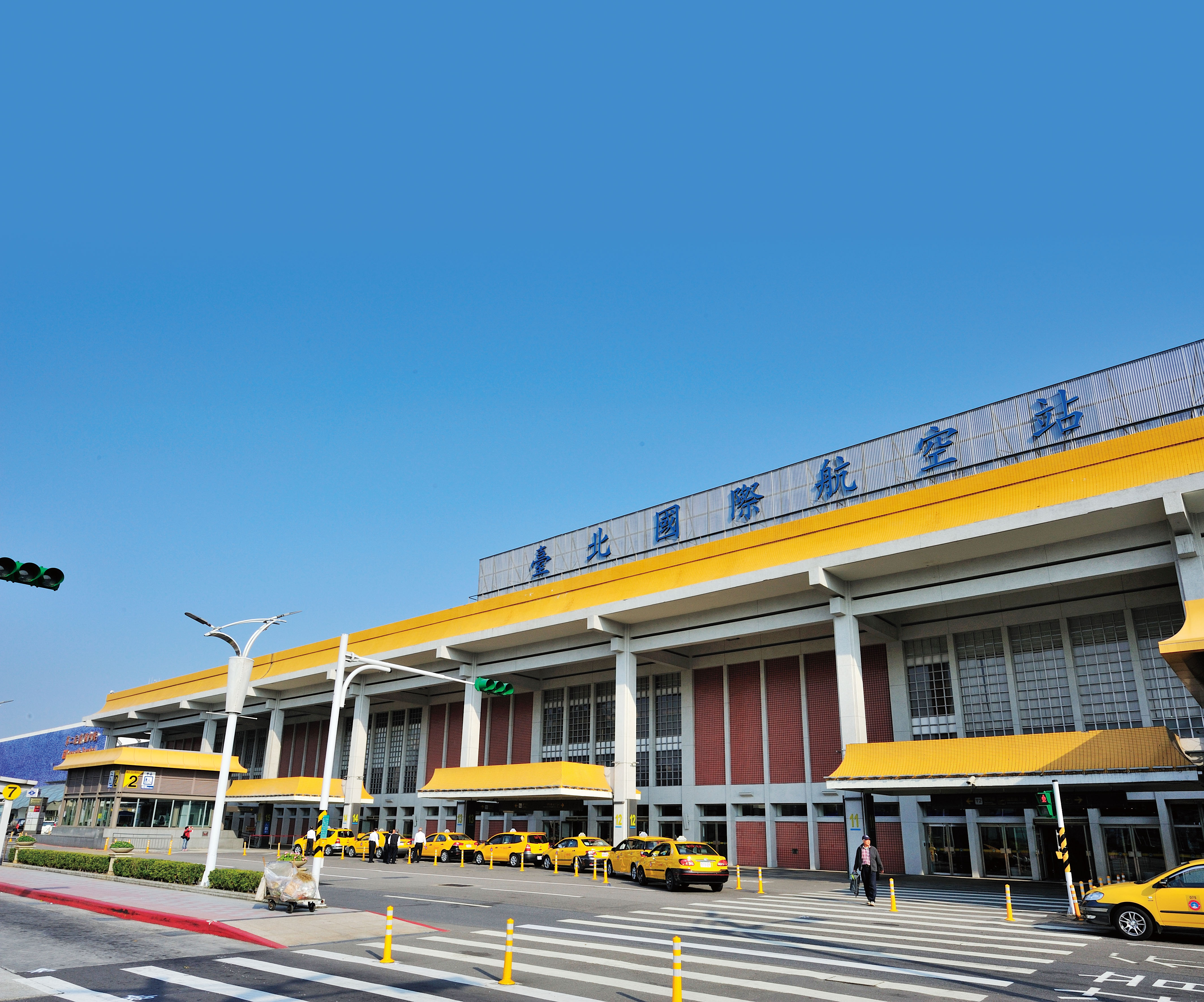 松山機場航廈立面近拍照片
